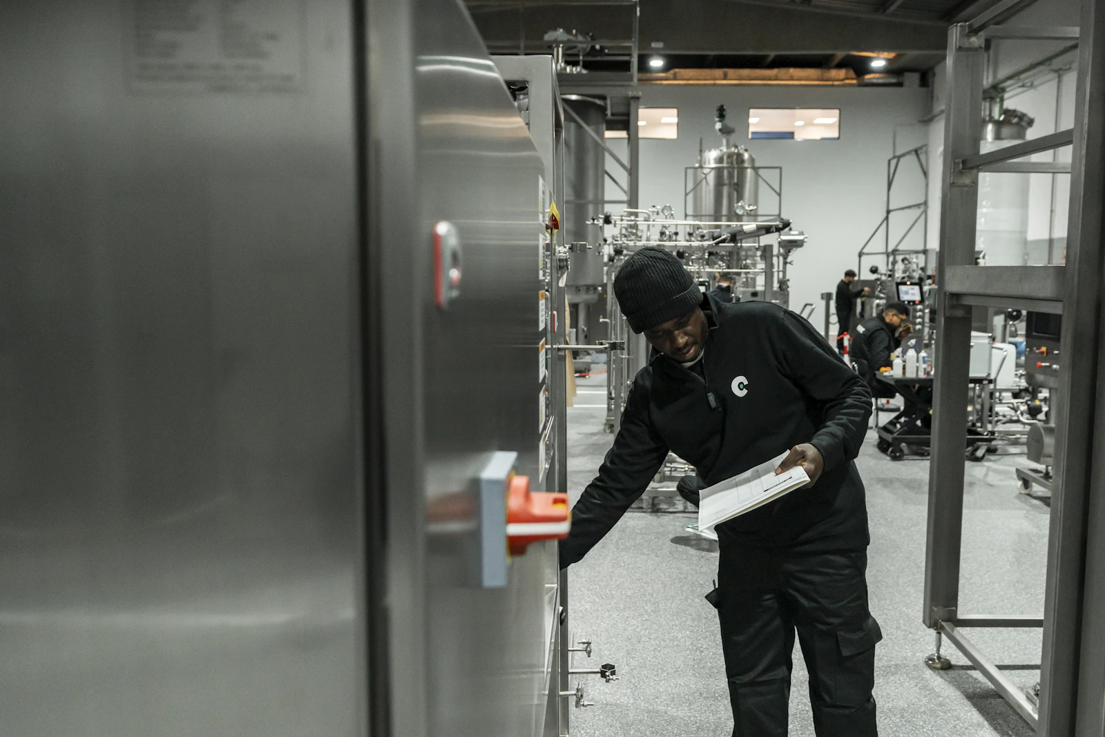 Un technicien inspecte un équipement industriel